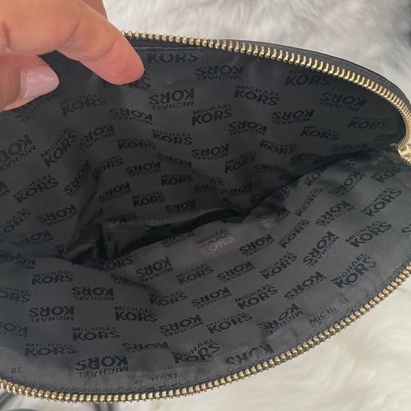 💯% Authentic Michael Kors crossbody - Picture 5 of 13